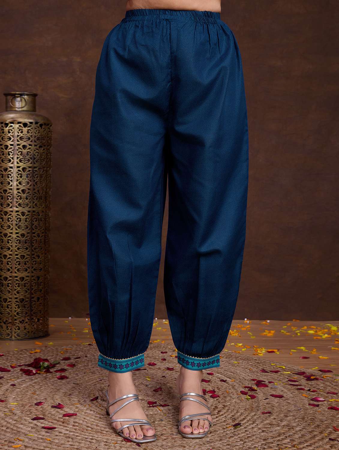 women blue floral v neck kurta salwar set - 21508910 -  Standard Image - 3