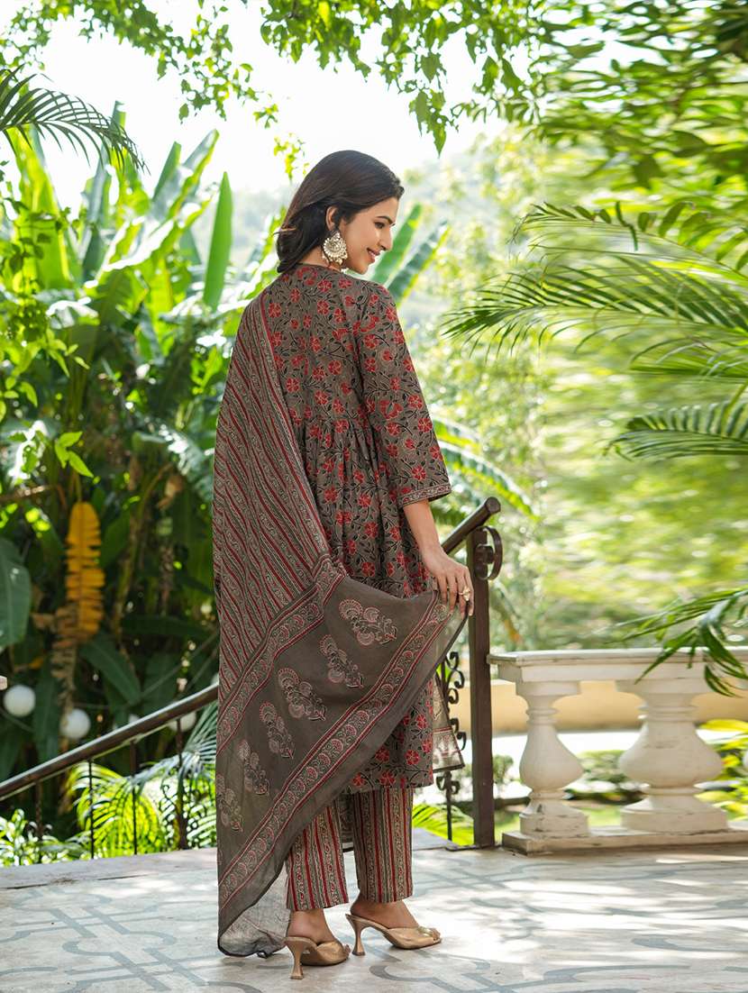 women three quarter sleeve kurta pant with dupatta set - 21510360 -  Standard Image - 3