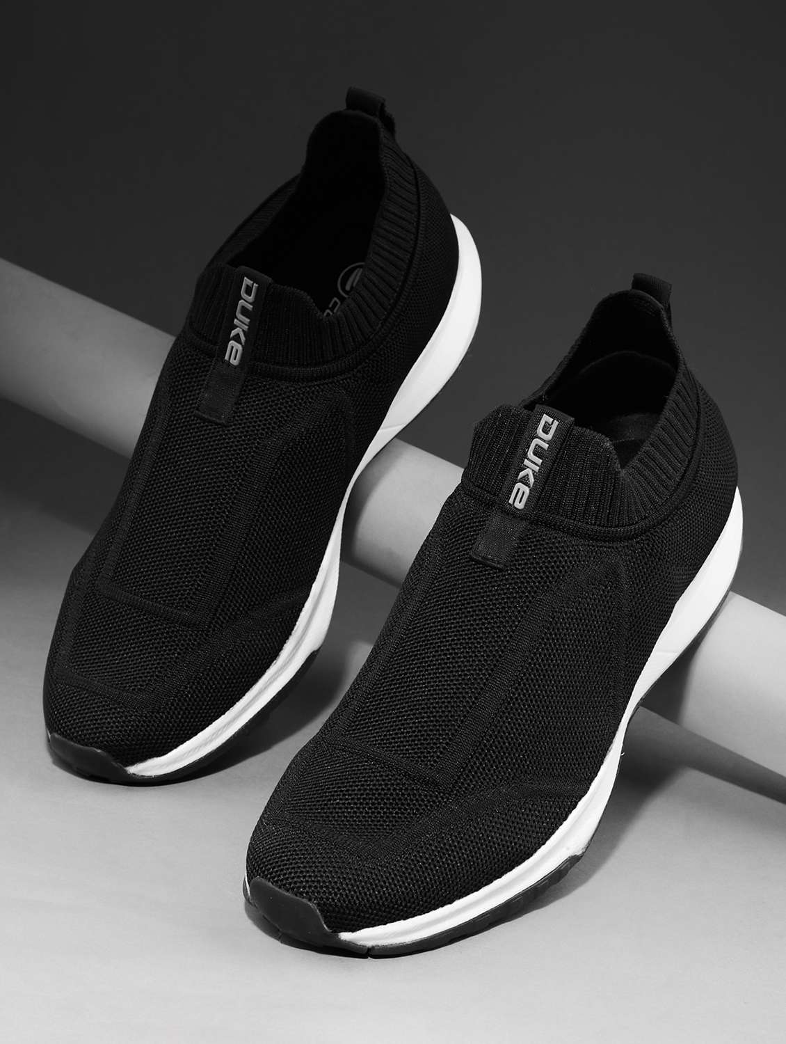 men solid slip on walking shoes