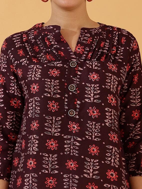 women maroon block printed straight top - 21522427 - Standard Image - 5