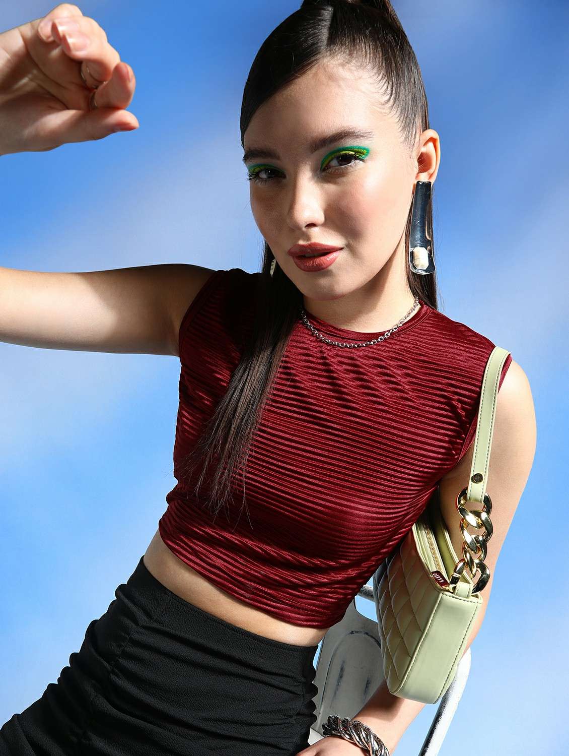 women self design sleeveless crop top