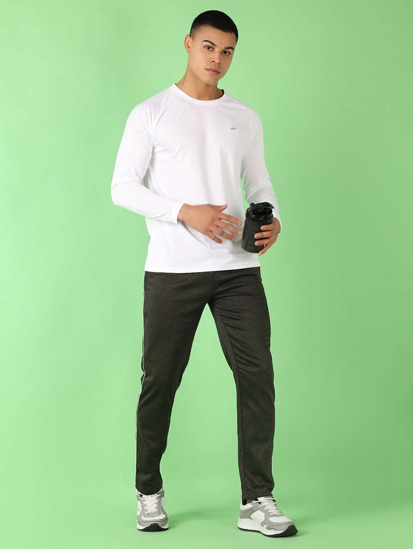 men round neck plain t-shirt - 21528764 -  Standard Image - 3