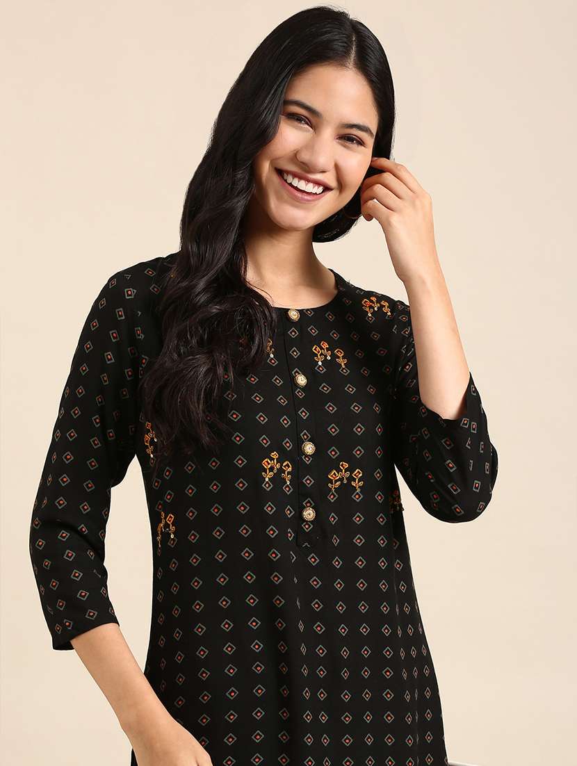 women black self design kurta palazzo set - 21550310 -  Standard Image - 3