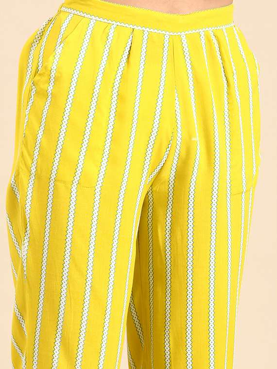 women floral round neck kurta pant set with dupatta - 21550357 -  Standard Image - 5