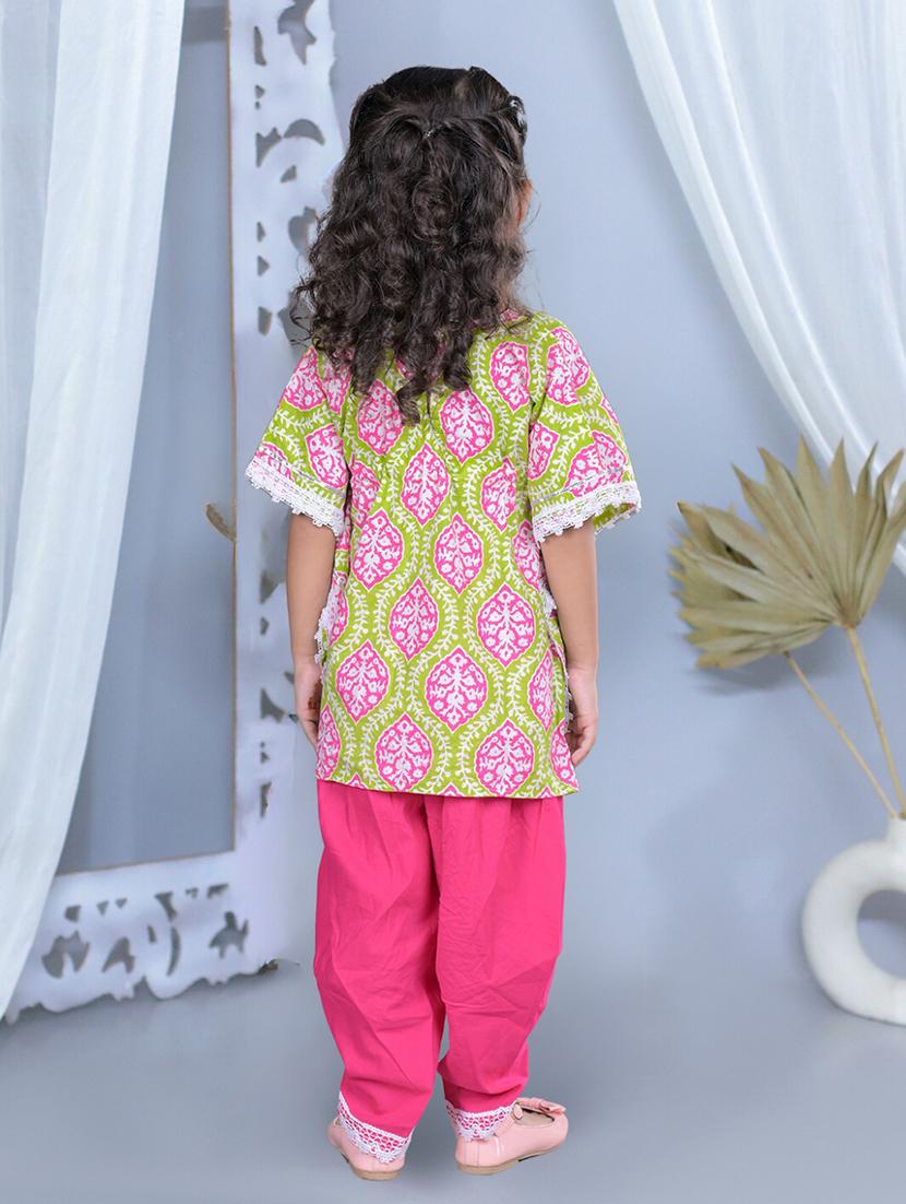 girls printed v neck kurta salwar set - 21555850 - Standard Image - 3