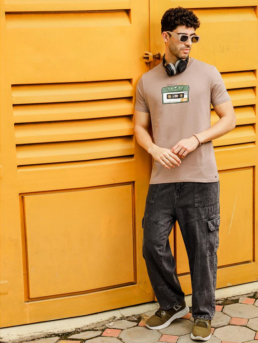 men chest print round neck t-shirt - 21557433 - Standard Image - 3