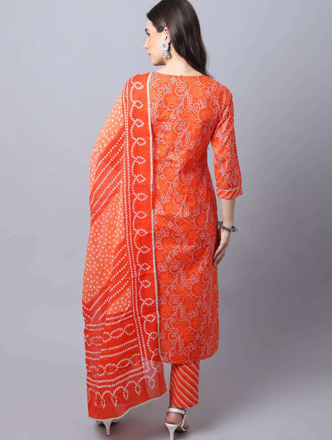 women bandhani printed notch neck suit set - 21558282 -  Standard Image - 3