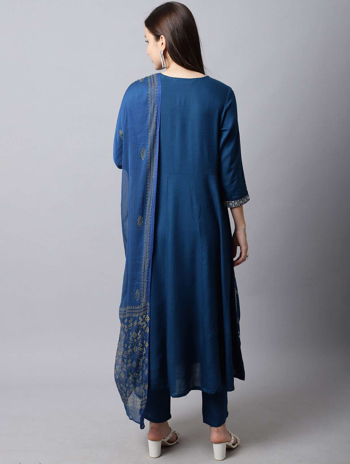 women embroidered kurta pant set with dupatta - 21558286 - Standard Image - 3