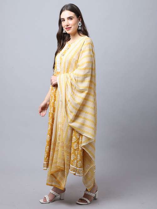 women floral kurta pant set with dupatta - 21558594 -  Standard Image - 0