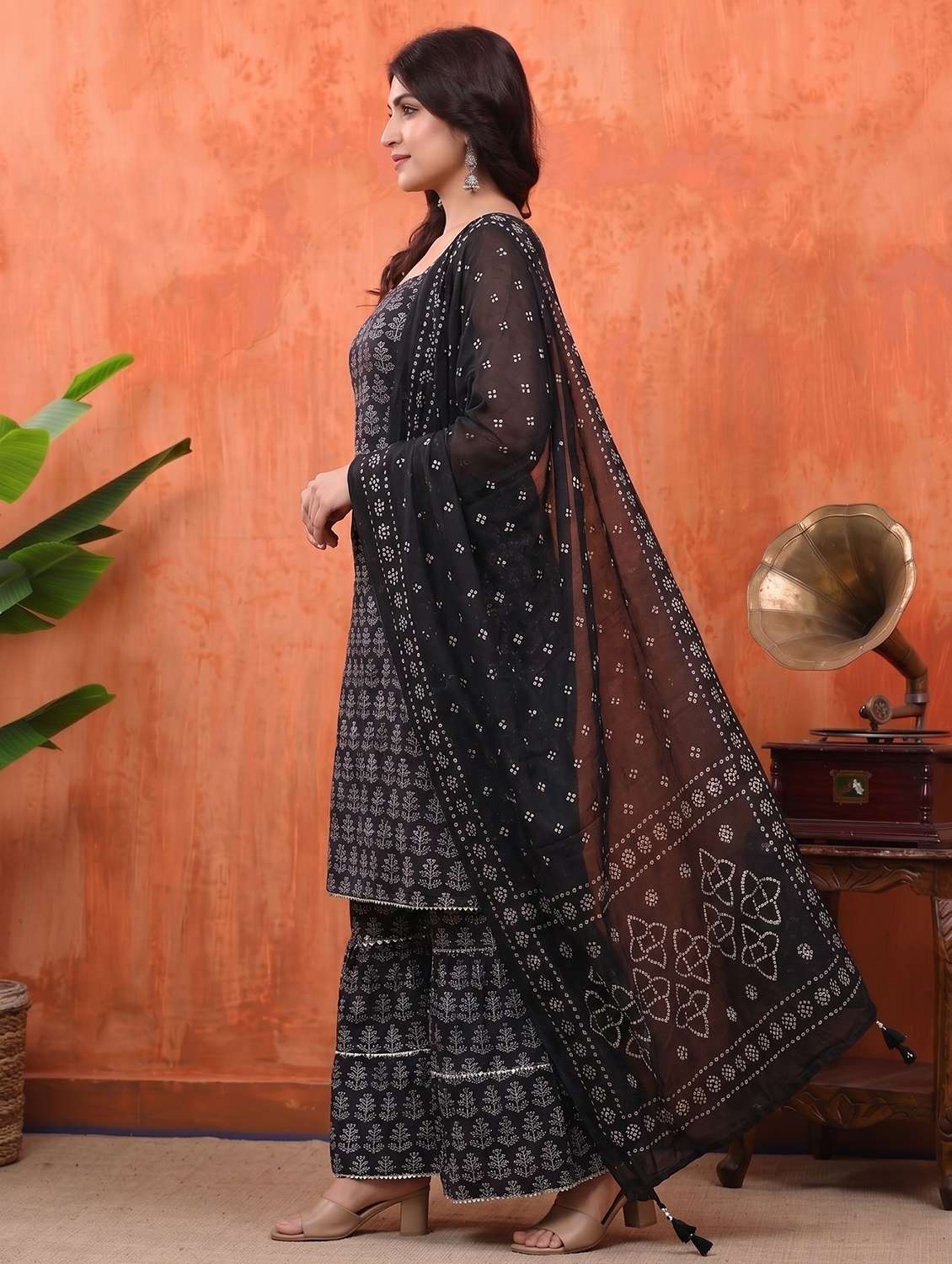 women black printed kurta sharara set - 21559747 -  Standard Image - 3