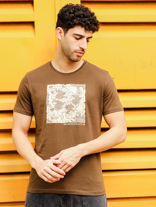 men round neck chest print t-shirt - 21563292 - Standard Image - 0