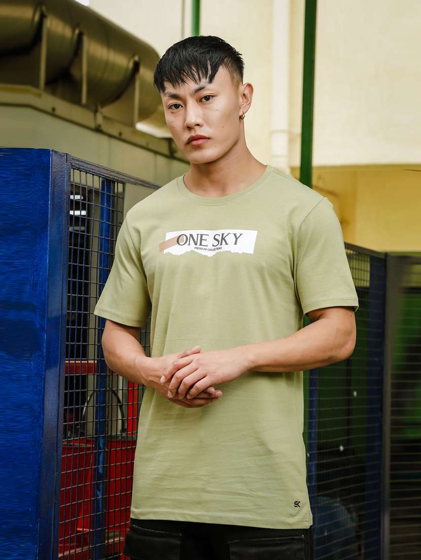 men round neck chest print t-shirt - 21563317 - Zoom Image - 0