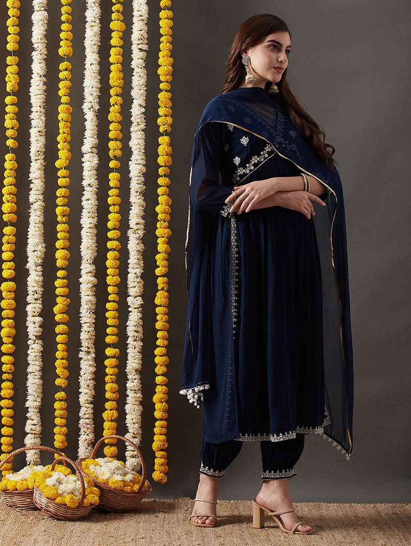 women embroidered three quarter sleeves suit set - 21563796 - Standard Image - 3