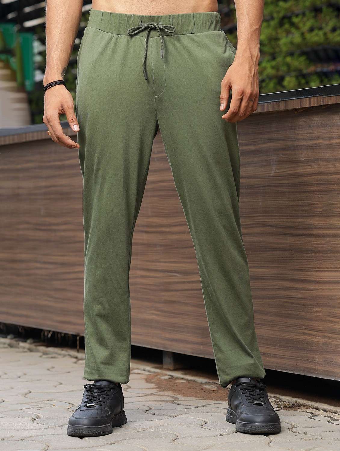 men solid regular fit track pant