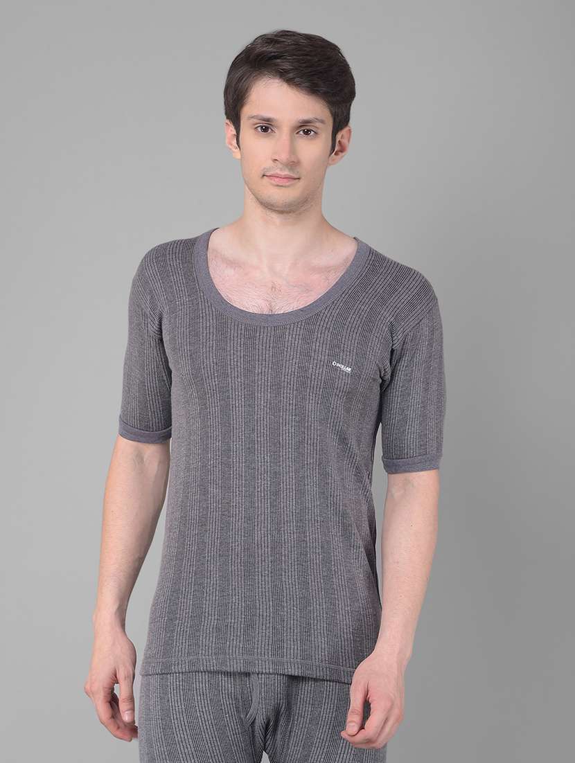 men solid scoop neck half sleeve thermal top