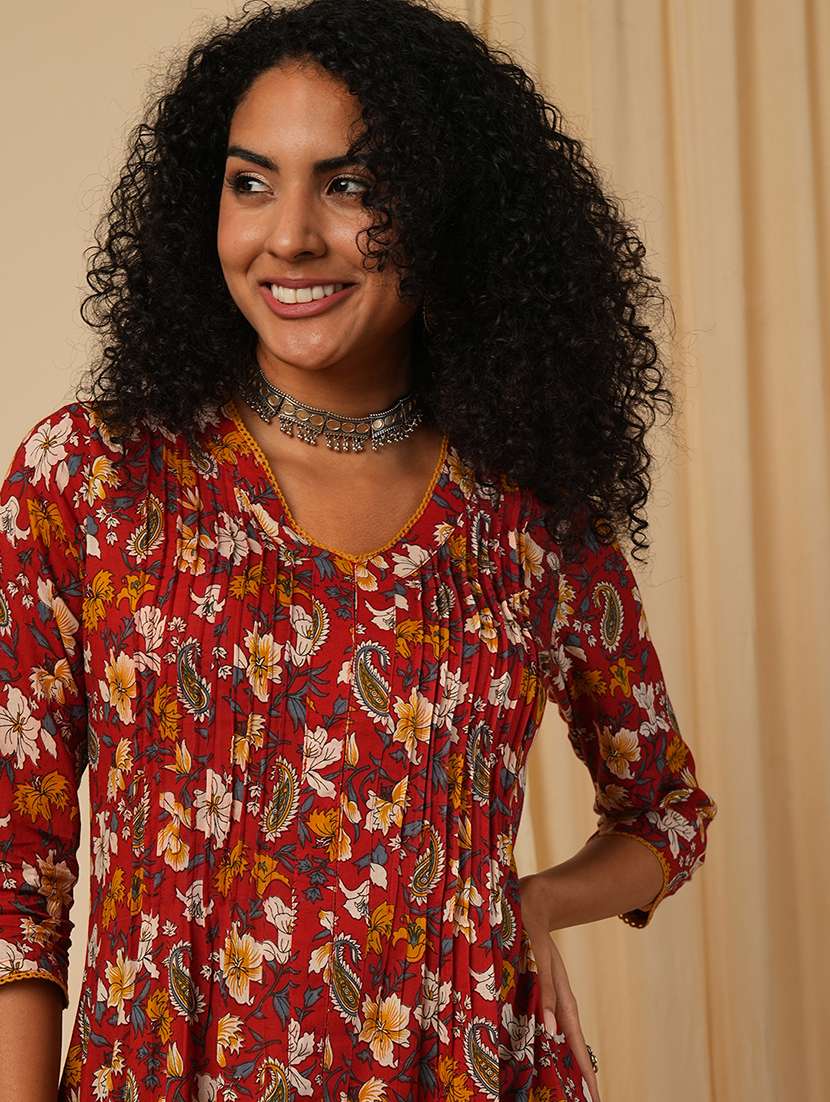 globus women maroon v-neck all-over floral & paisley printed front slit pleated cotton a-line fusion kurta - 21579860 -  Standard Image - 3