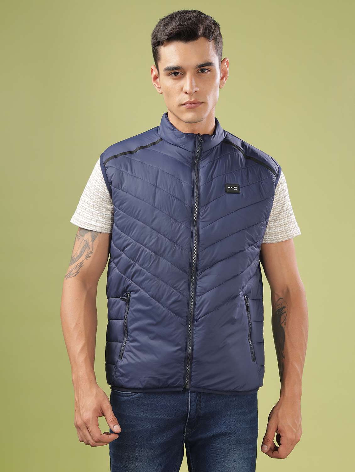 men solid sleeveles quilted jacket