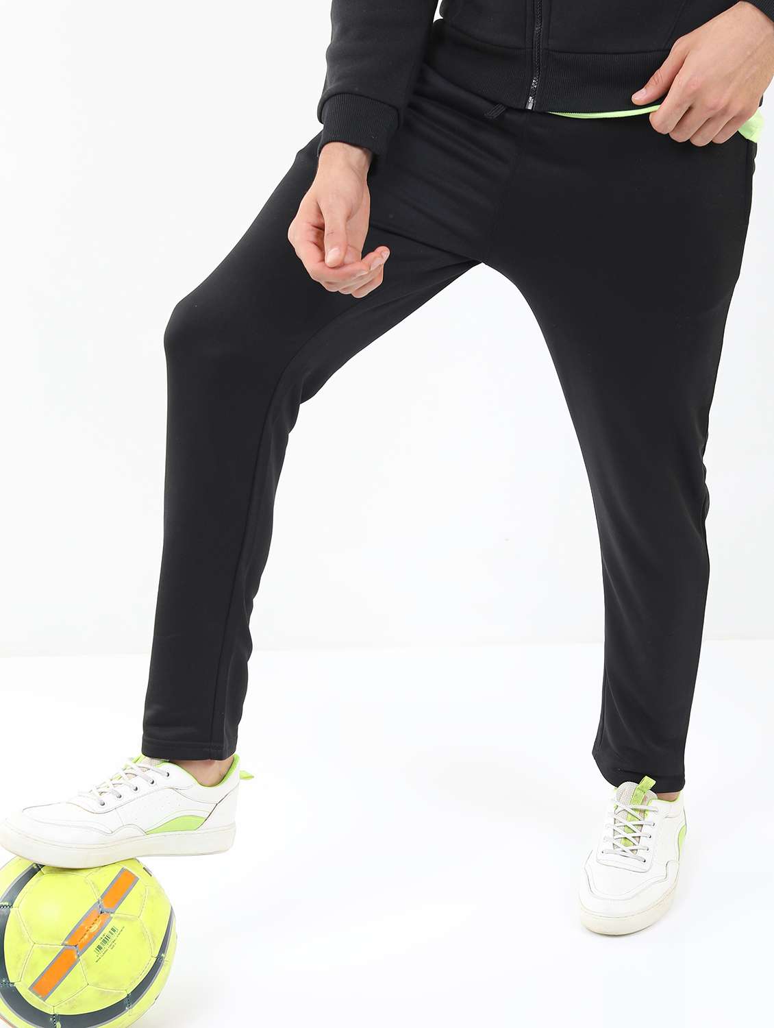 men solid regular fit track pant