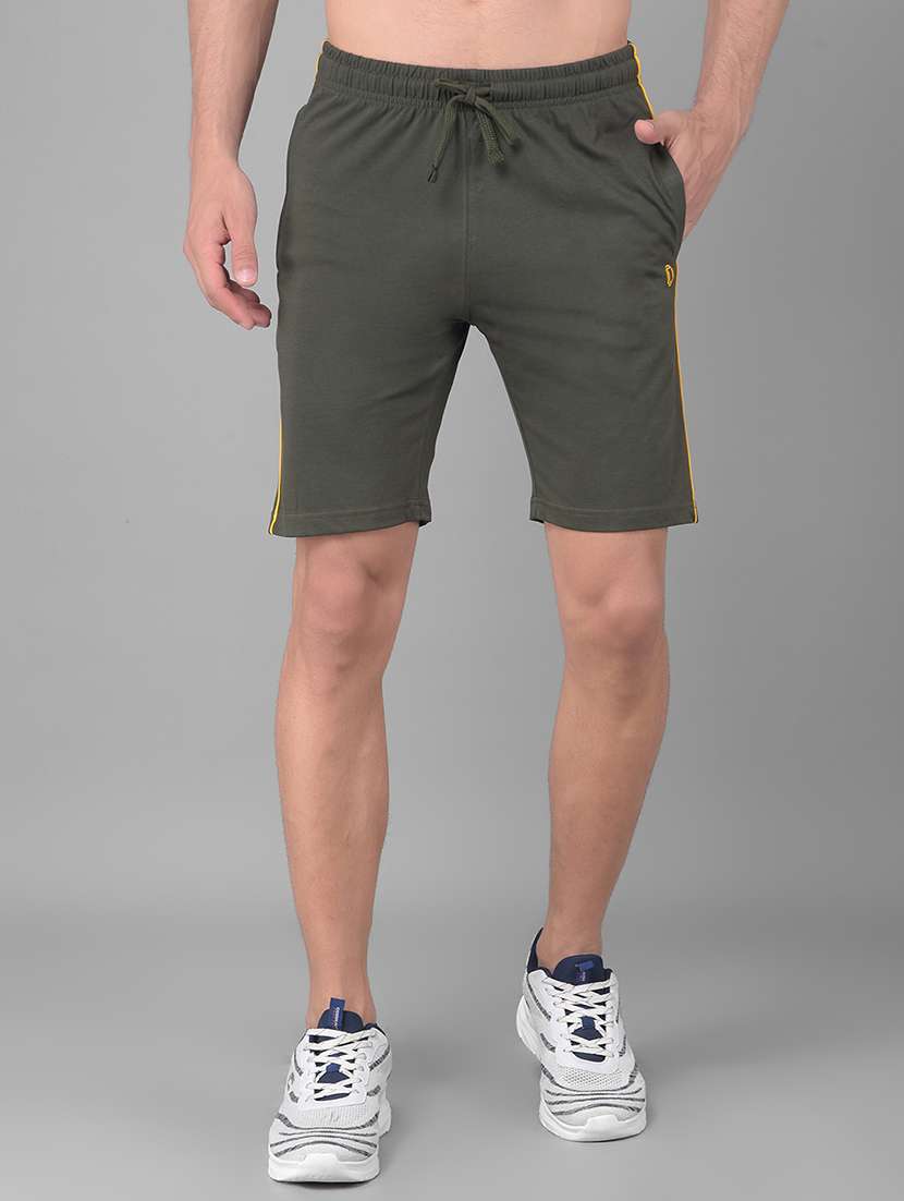 men mid rise solid shorts