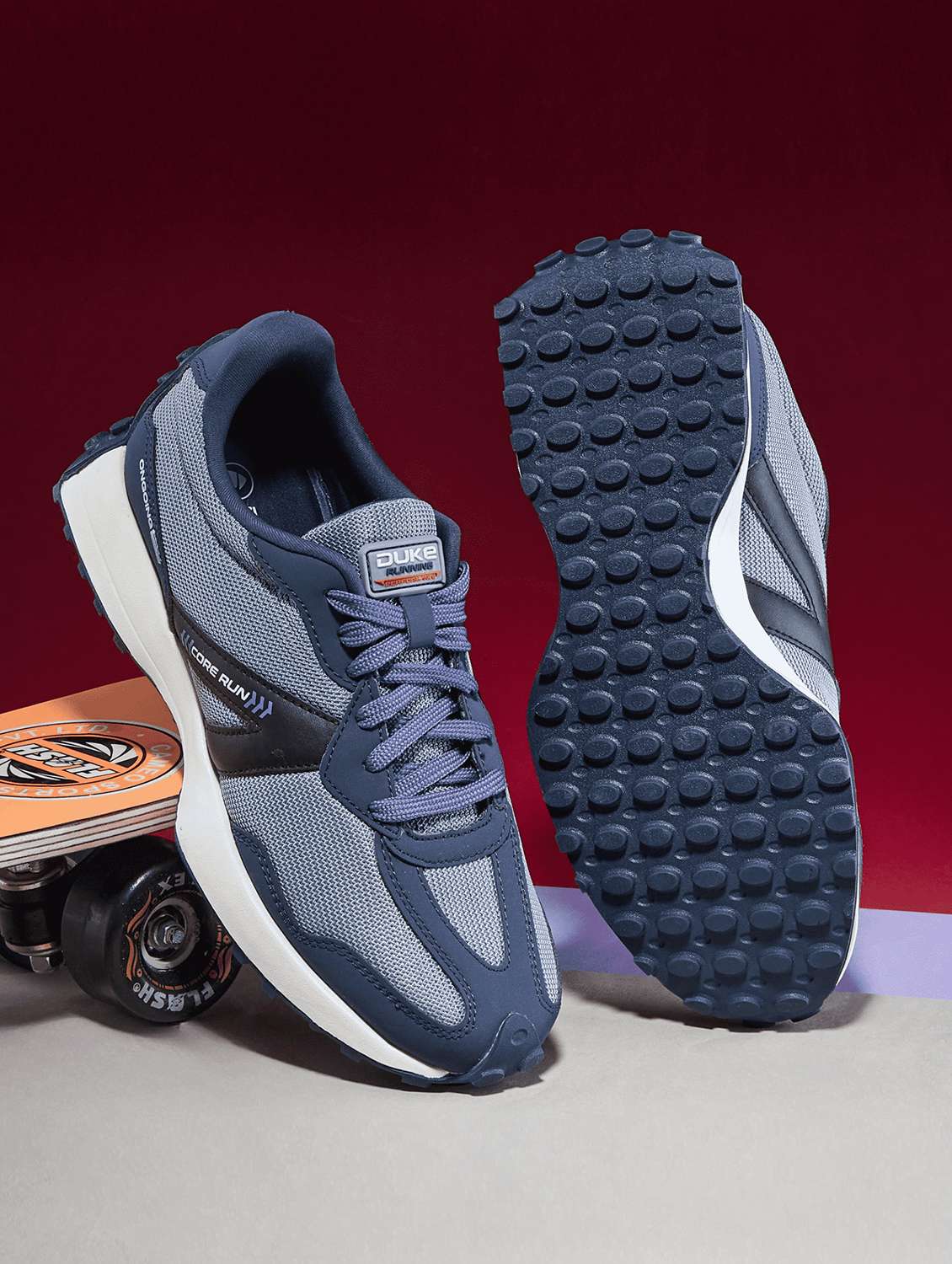 men lace up sport shoes