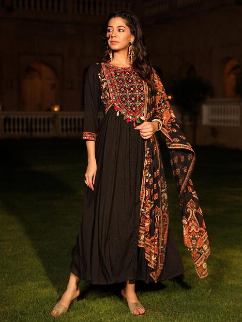 women black embroidered kurta dupatta set - 21601084 -  Standard Image - 0