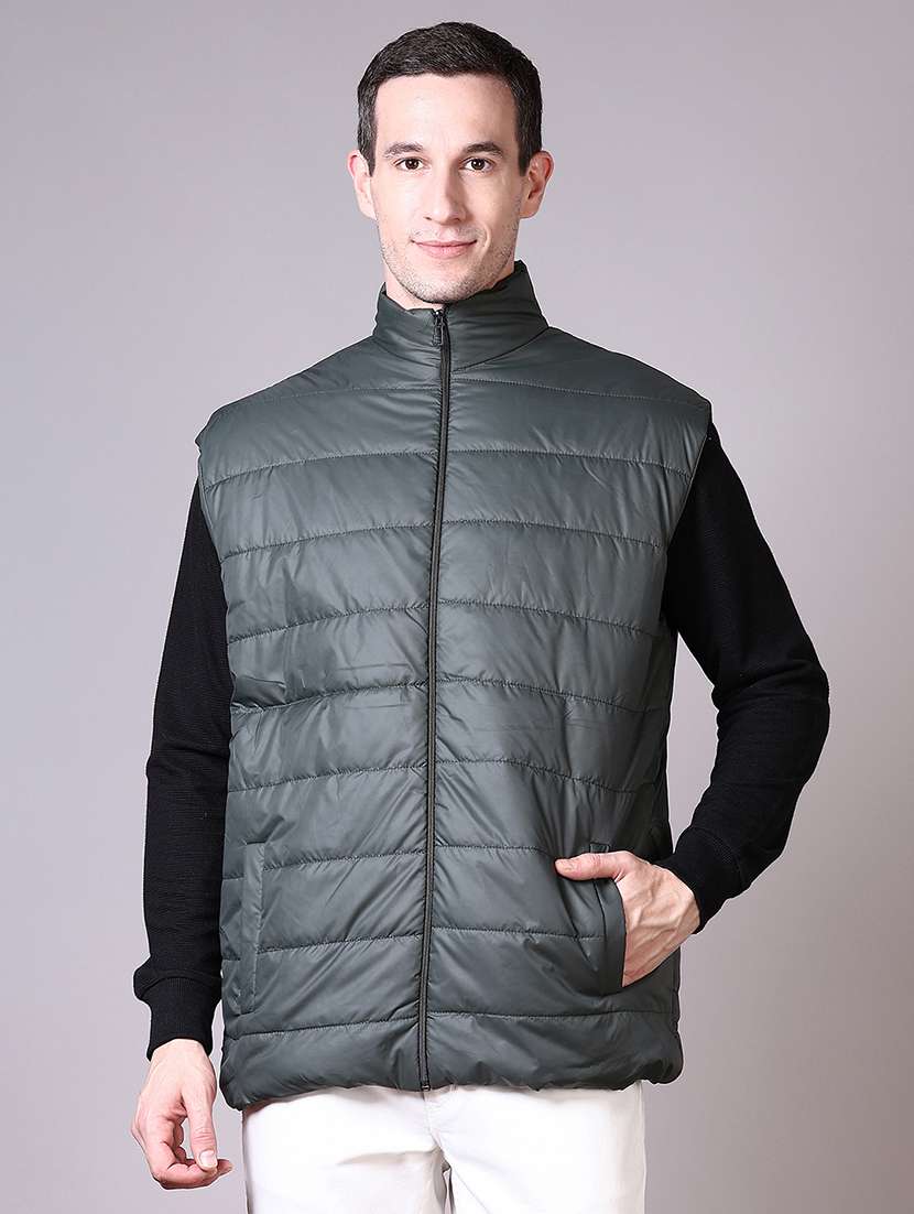 men solid sleeveless quilted jacket