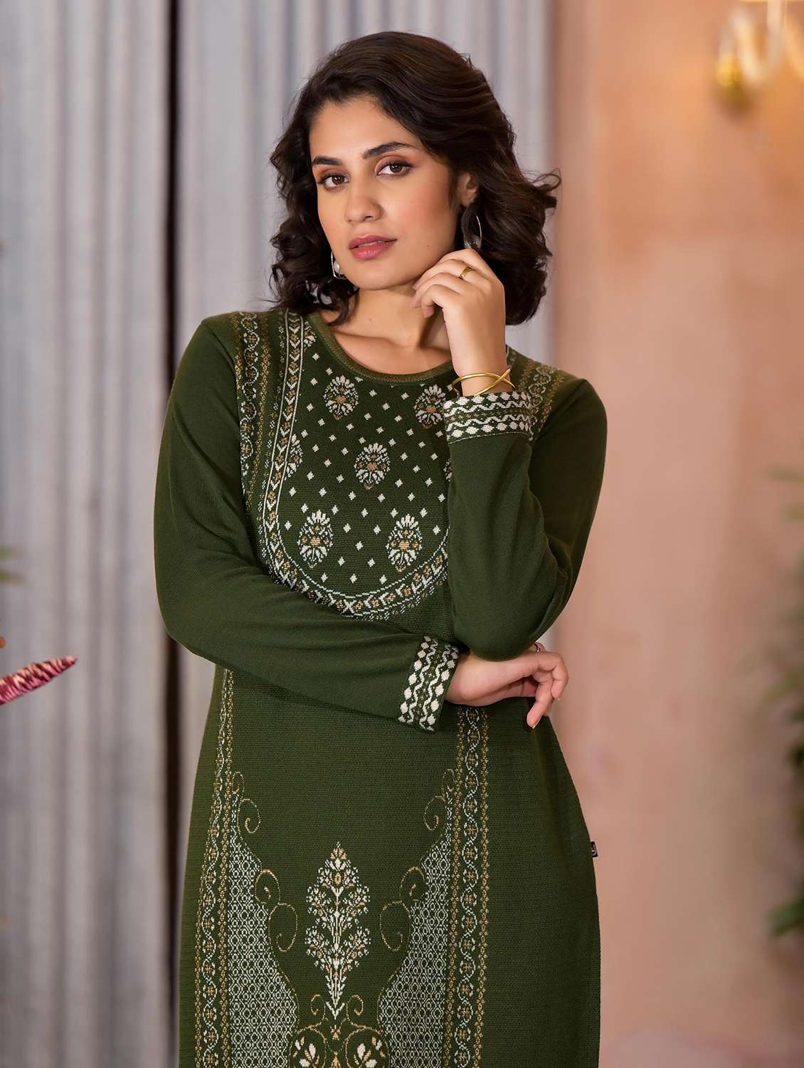 Women Self Design Long Sleeves Straight Kurta