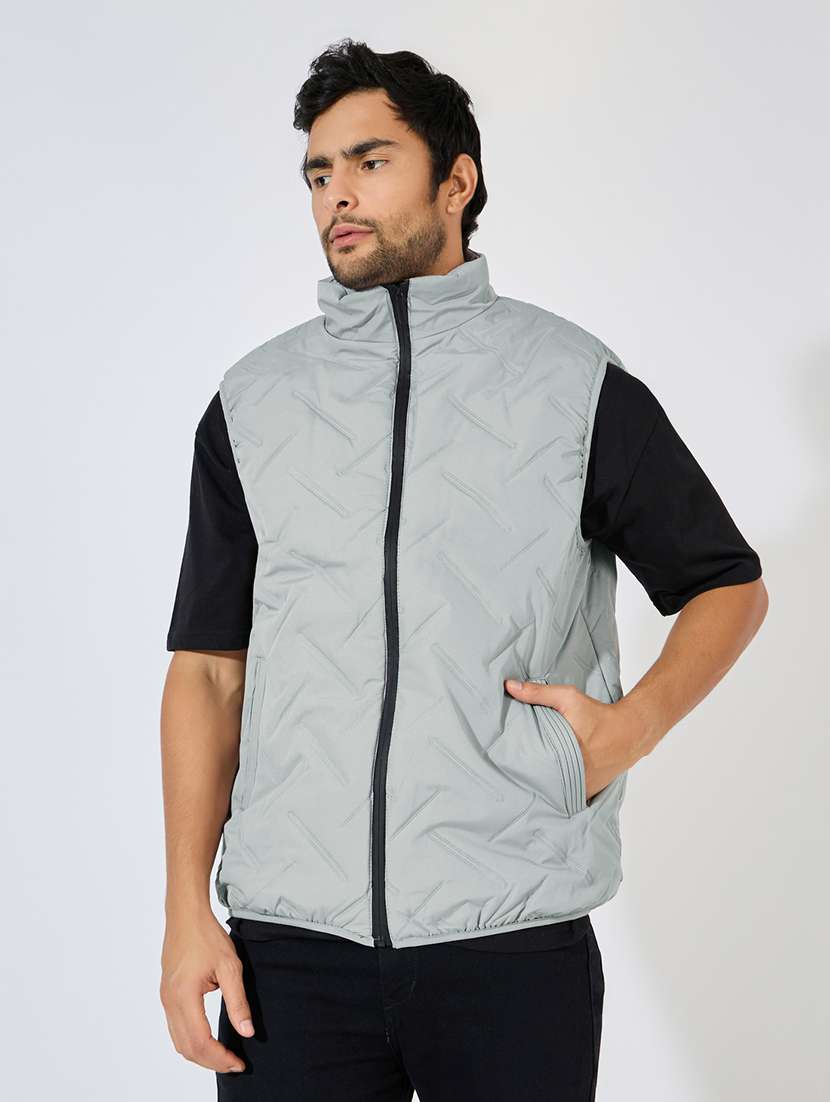 men solid sleeveless quilted jacket