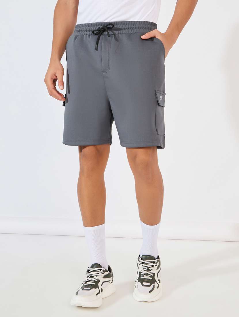 men mid rise solid cargo shorts