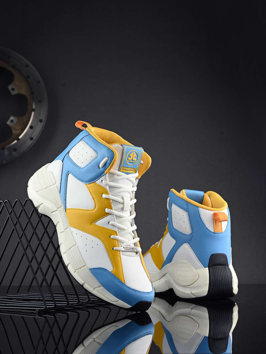 men lace up basketball sport shoes