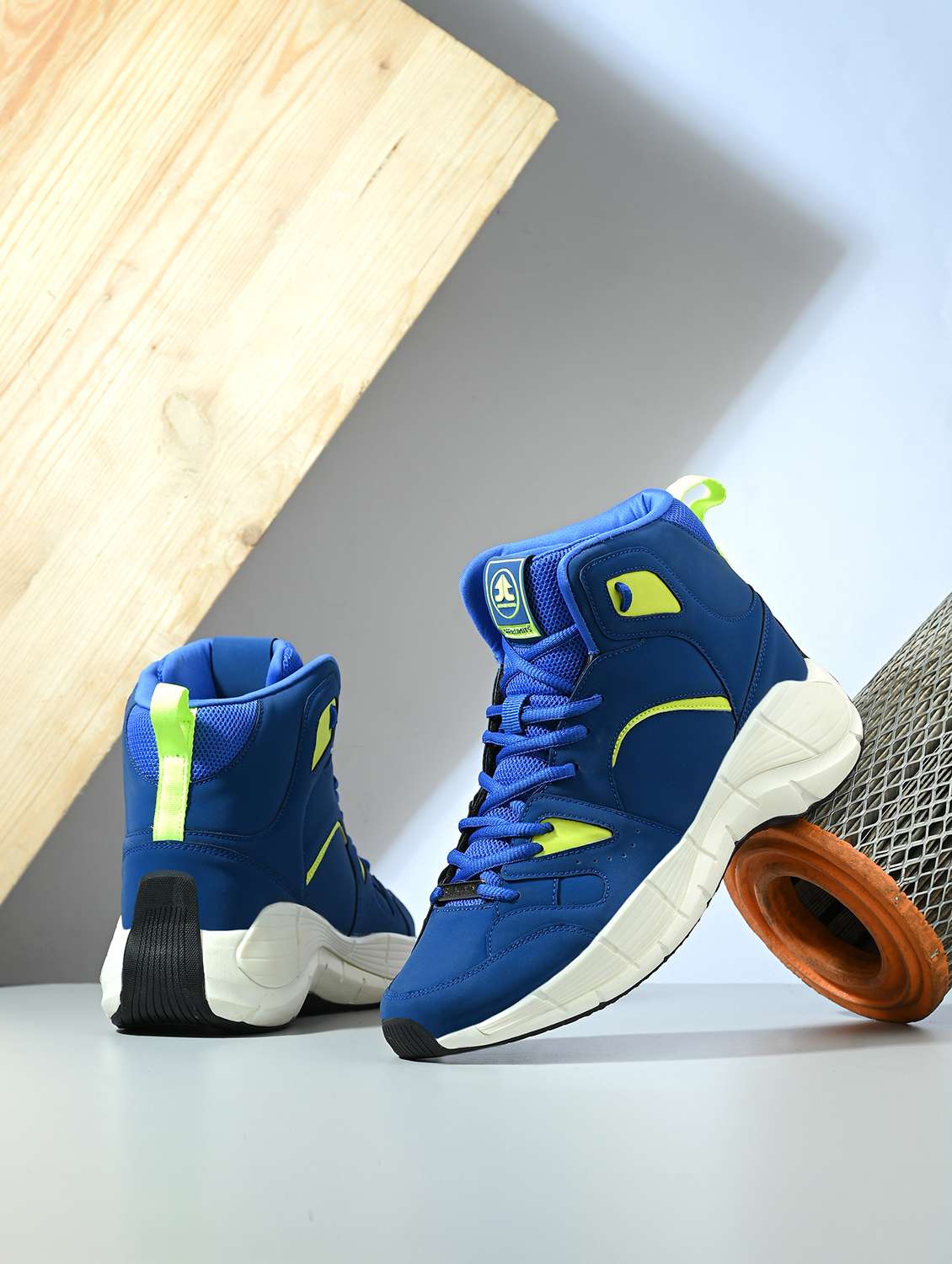 men lace up basketball sport shoes