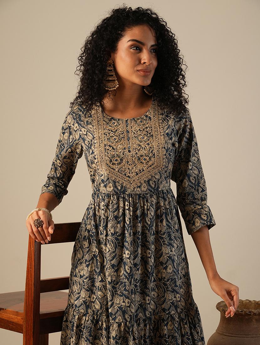 globus women grey embroidered yoke allover floral print tiered a-line kurta with chevron print wide leg pants workwear set - 21649095 - Standard Image - 3