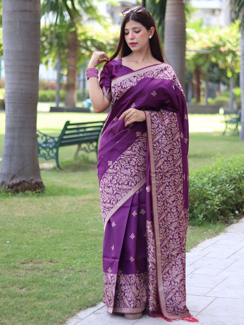 women self design handloom saree with blouse