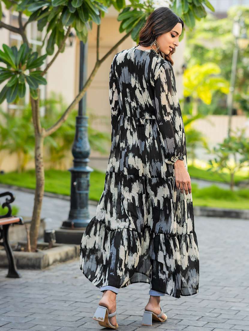 women black printed mandarin neck front slit kurta - 21668002 - Standard Image - 3