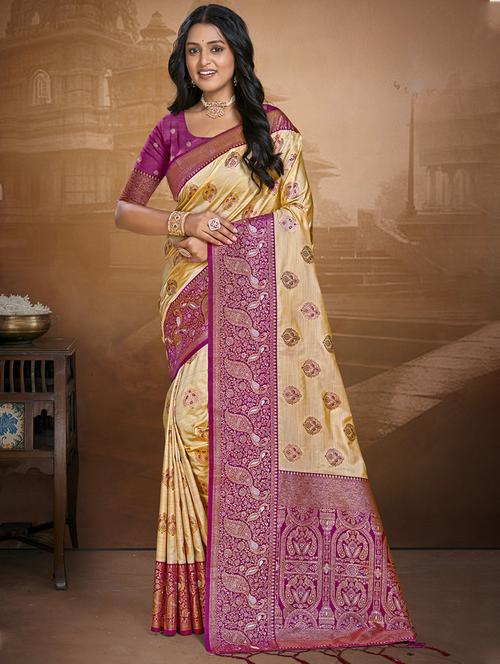 women self design bordered saree with blouse - 21671121 - Standard Image - 0