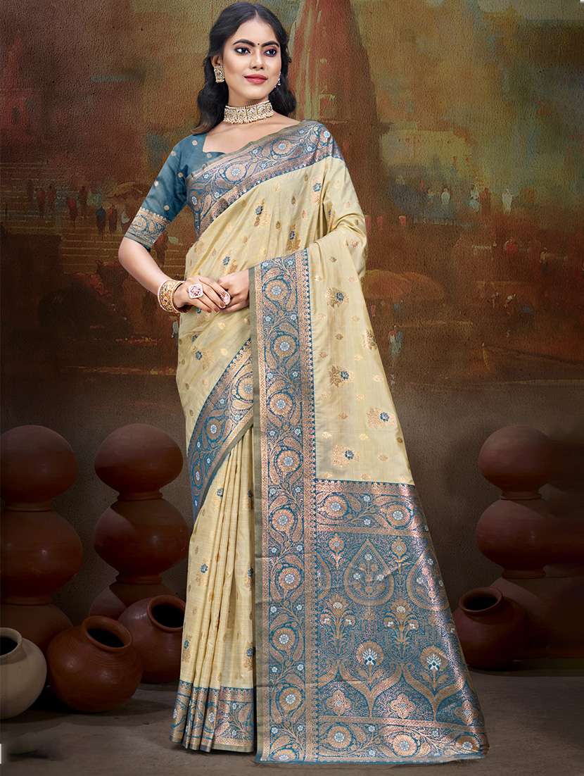 women self design bordered saree with blouse