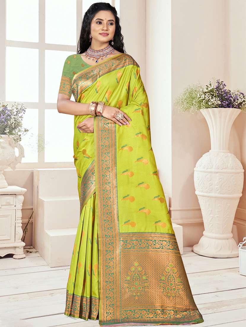 women self design bordered saree with blouse