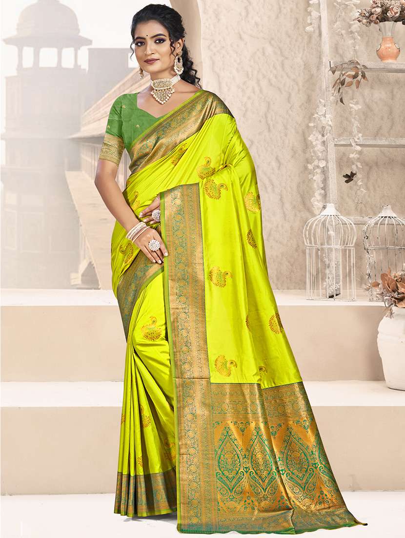 women self design bordered saree with blouse