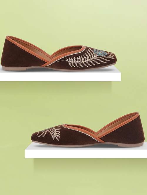 women embellished slip on jutis 