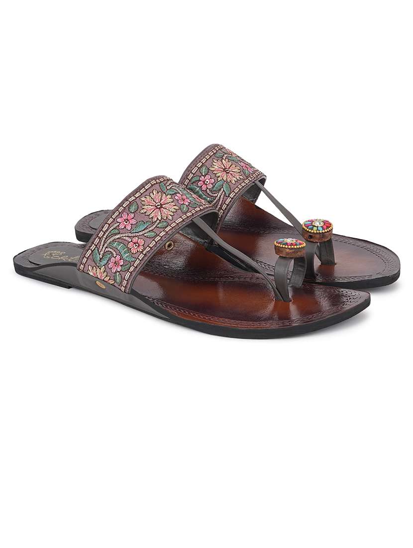 Women Embroidered One Toe Kolhapuri