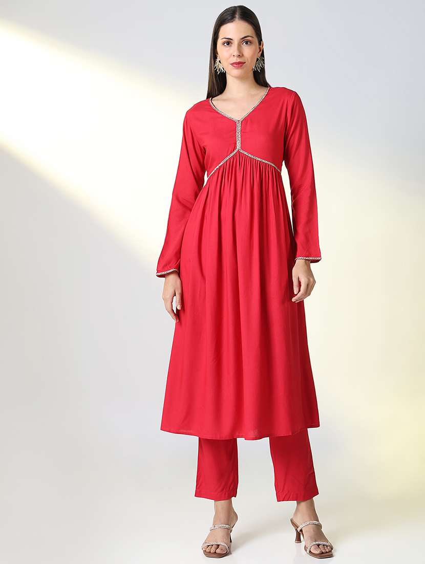 women red solid v neck kurta pant set  - 21682184 -  Zoom Image - 0