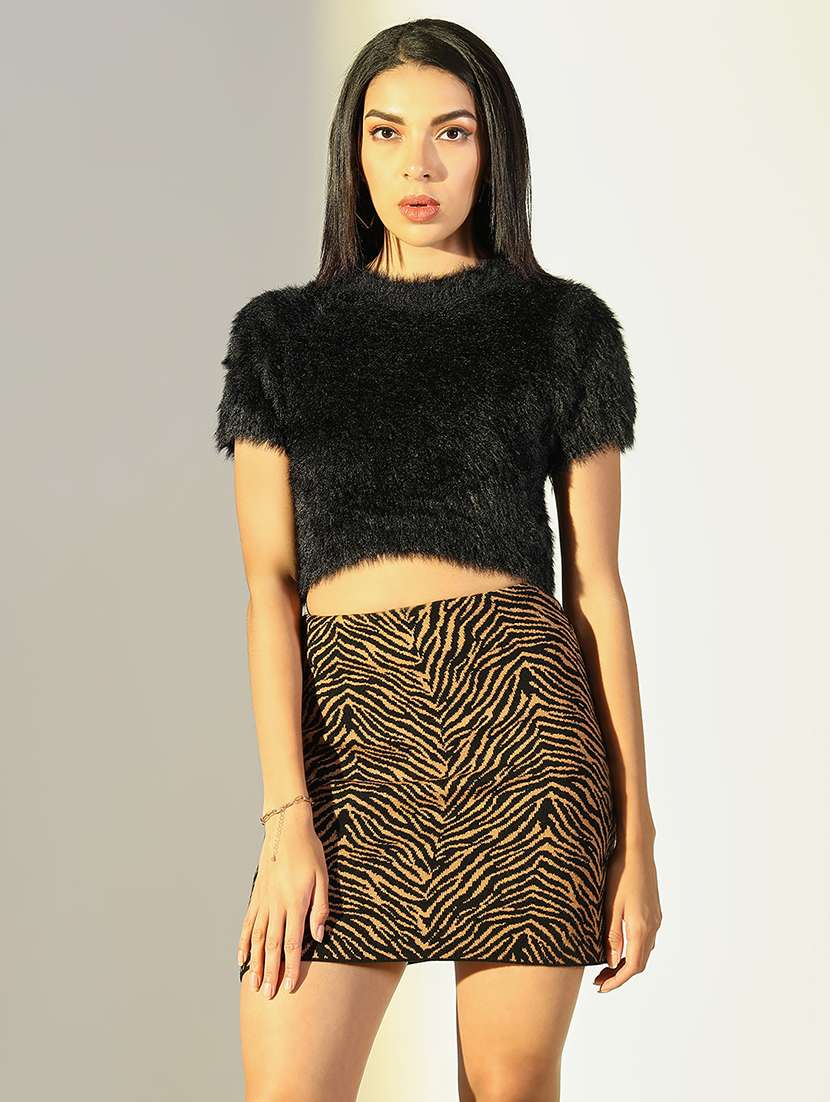 women black solid short sleeve crop top - 21682246 - Zoom Image - 0