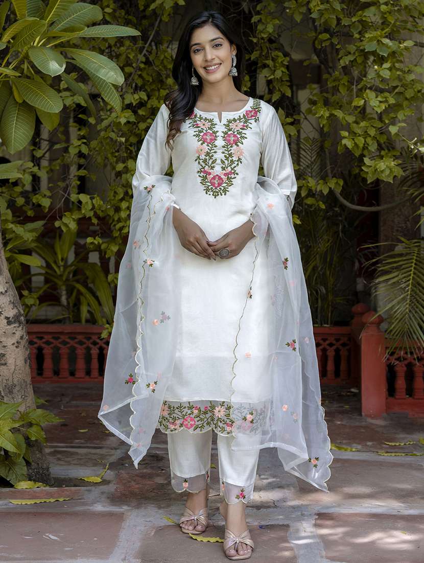 Women Embroidered Three Quarter Sleeve Suit Set