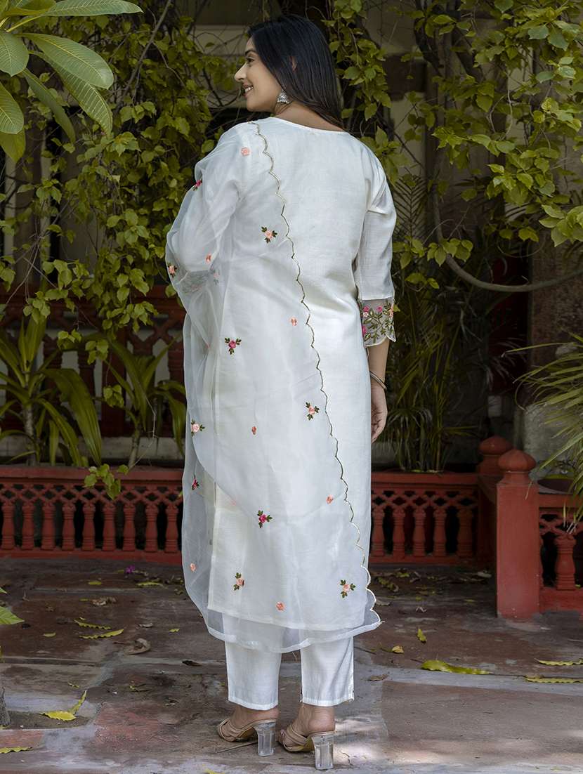 Women Embroidered Three Quarter Sleeve Suit Set