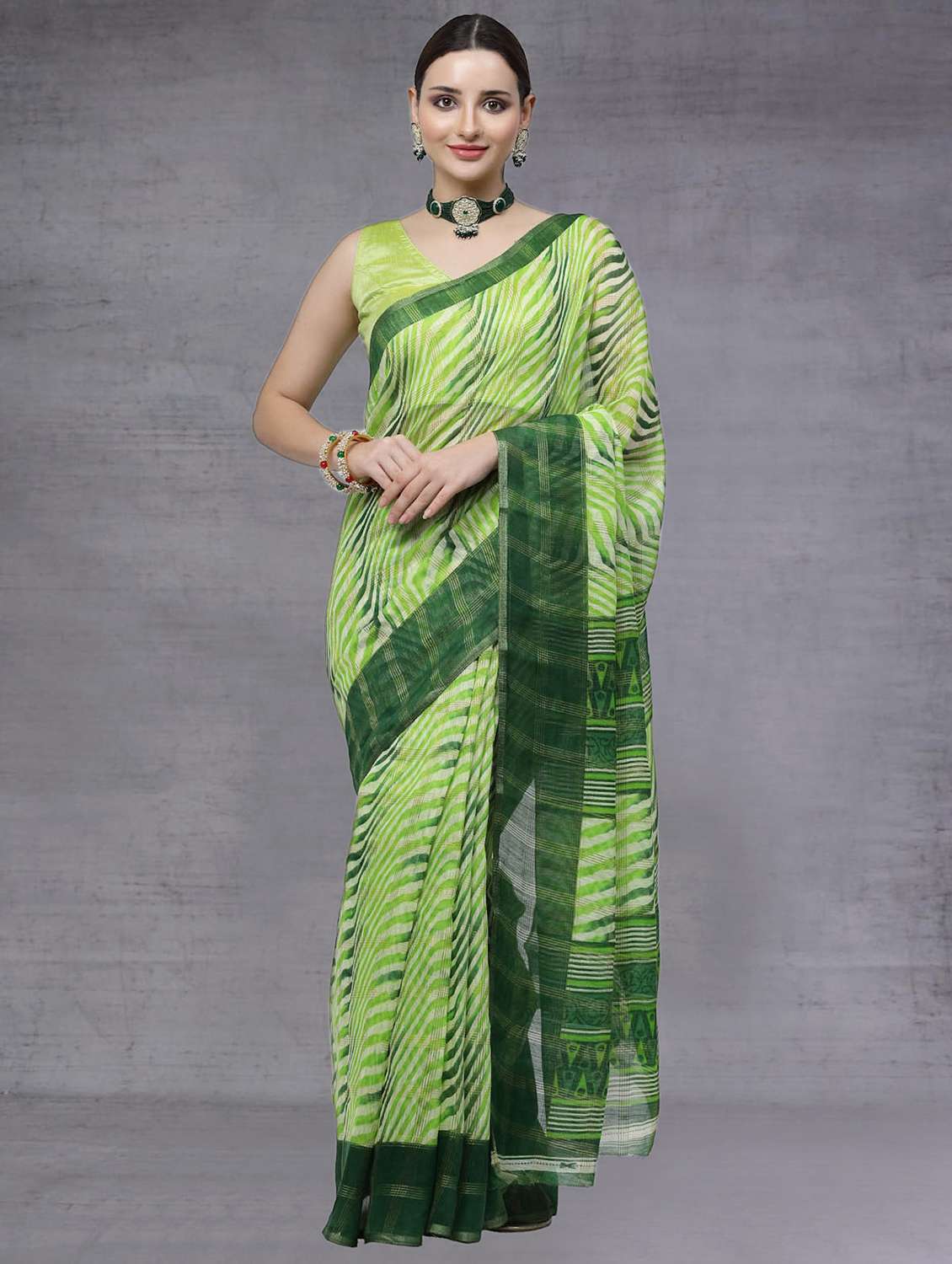 women printed casual wear saree with blouse - 21687130 - Zoom Image - 0