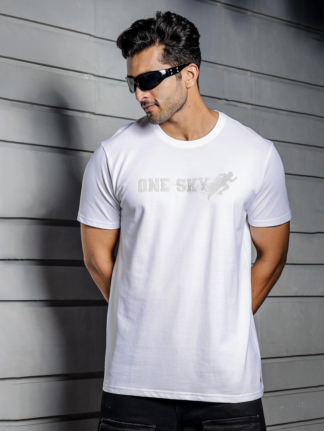 men round neck chest print t-shirt - 21687696 - Standard Image - 3