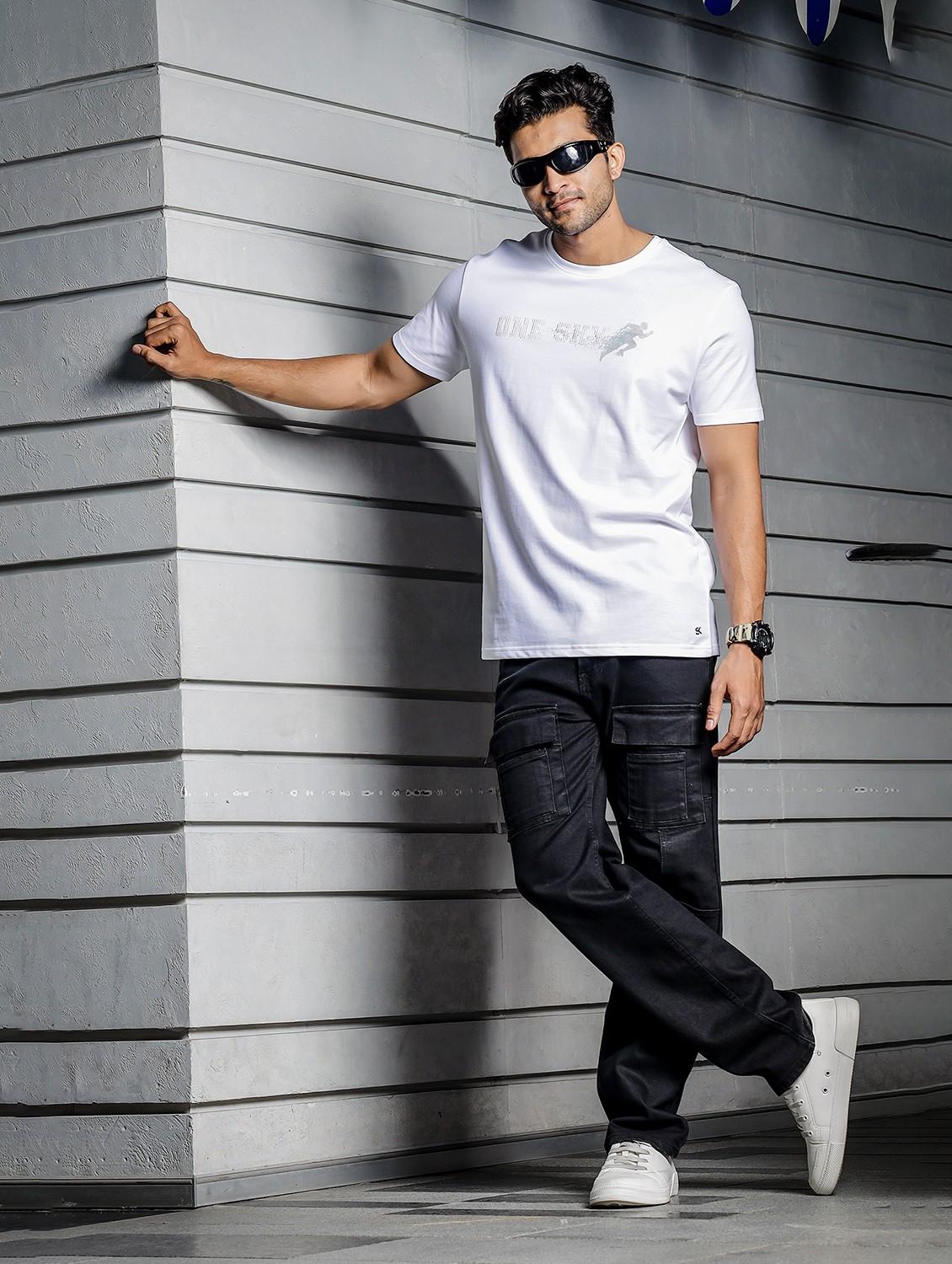men round neck chest print t-shirt - 21687696 - Standard Image - 5