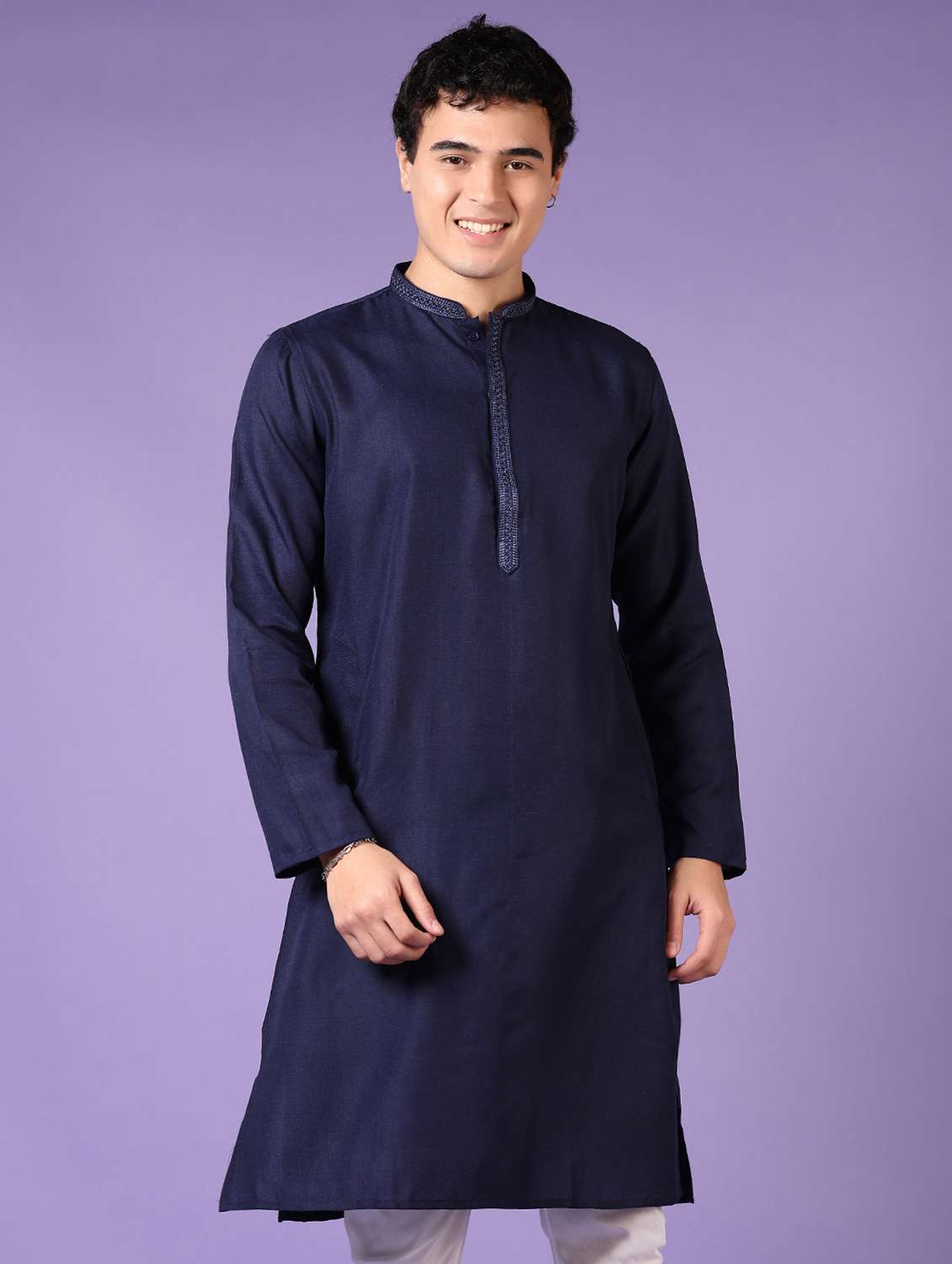 men embroidered mandarin neck long sleeve kurta