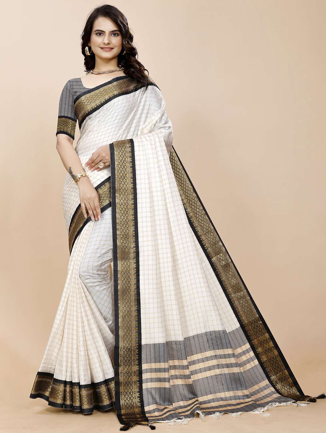 women checks bordered saree with blouse