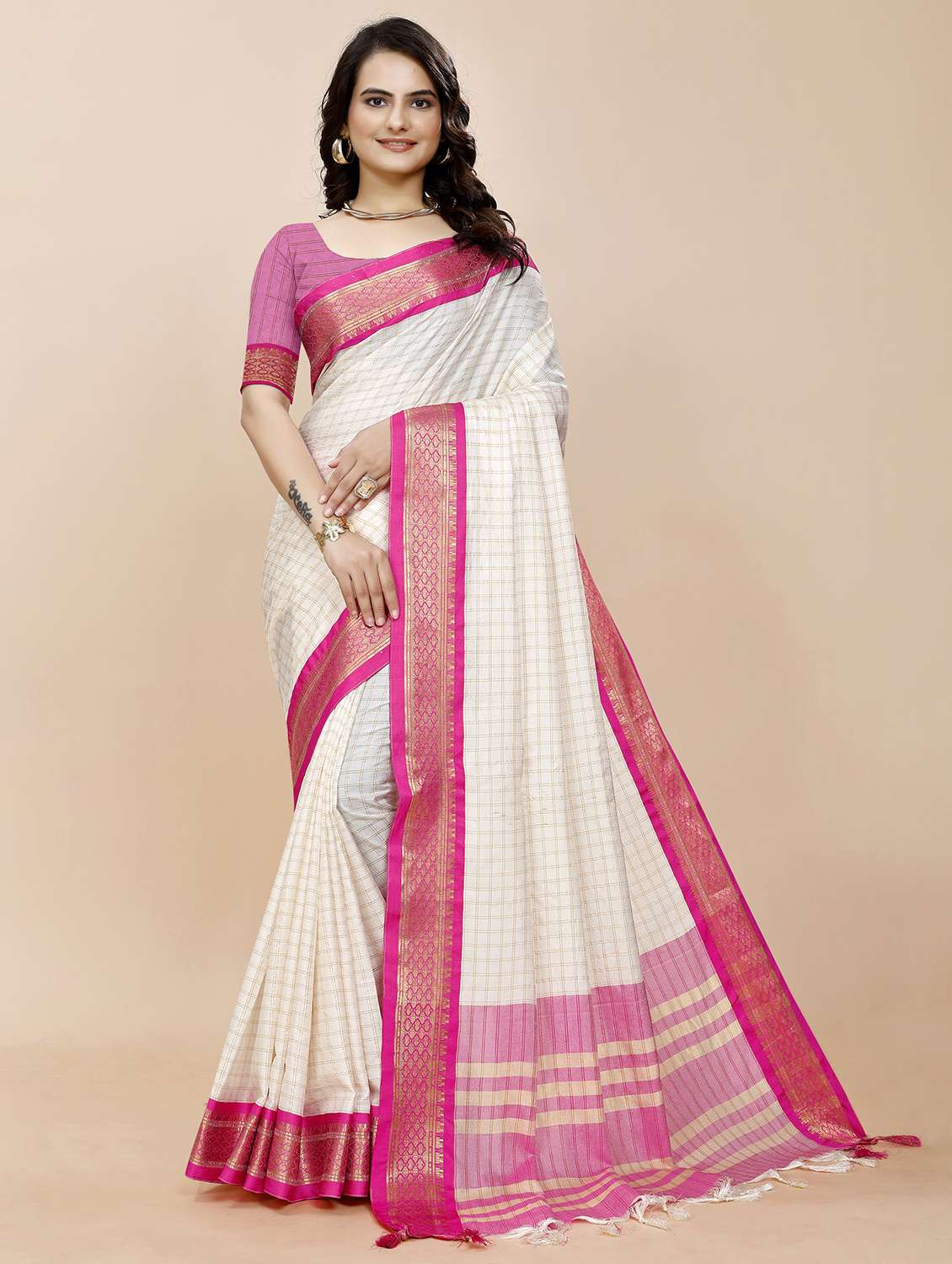 women checks bordered saree with blouse